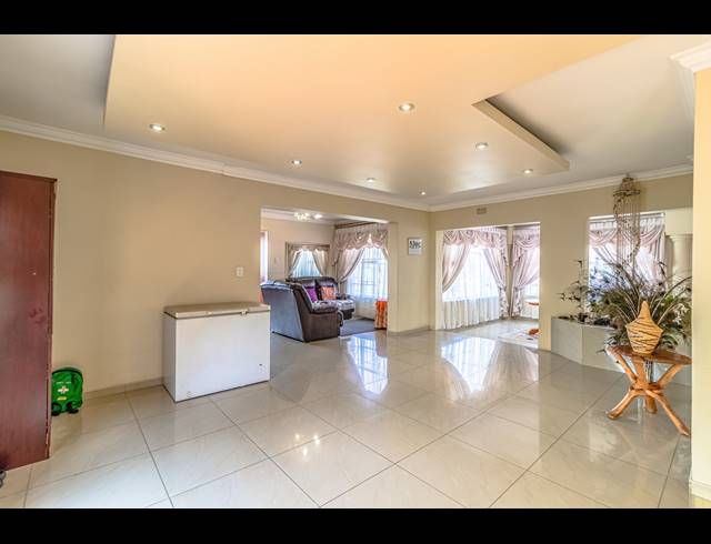 4 BEDROOM HOUSE FOR SALE IN OAKDENE